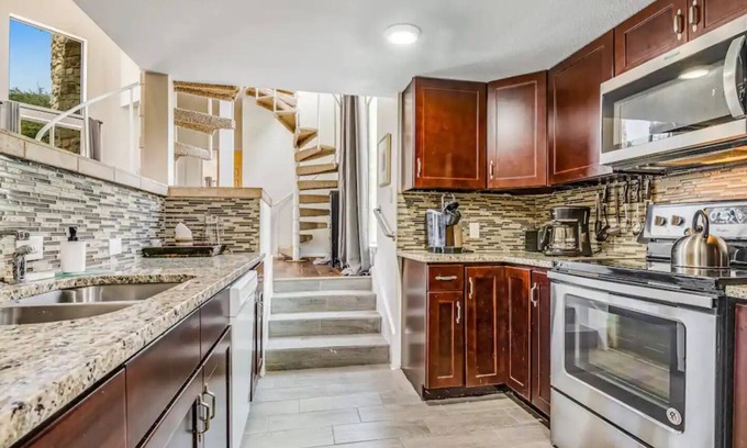 The Hills House | Lovely Gated Community on the Golf Course/w Pooln