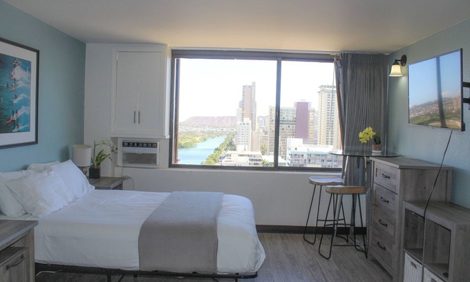 McCully - Moiliili Condo | Lovely Hawaiian Monarch Studio | Pool + Gym