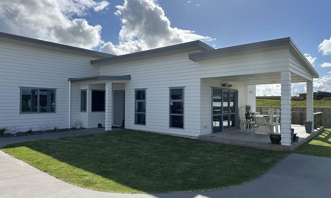 One Tree Point House | Lovely home, great getaway spot with a view of the canal & Mount Manaia.