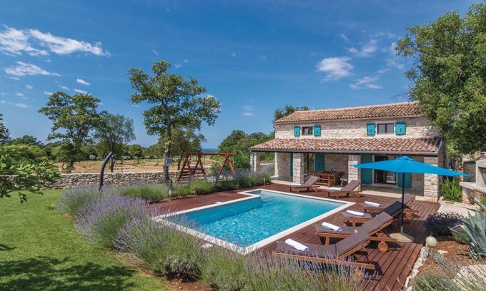 Bale House | Lovely home in Bale with WiFi