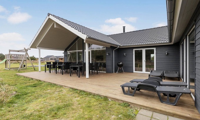 Bratten Strand House | Lovely home in Jerup with sauna
