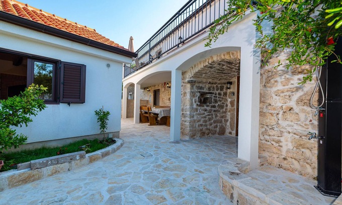 Posedarje House | Lovely home in Slivnica with WiFi