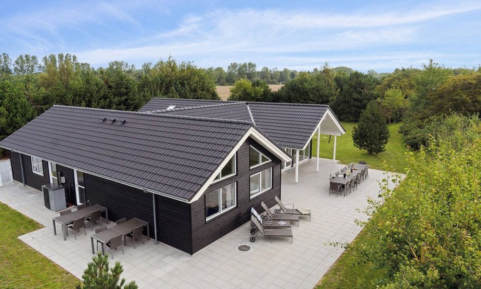 Bøtø By House | Lovely home in Væggerløse with sauna