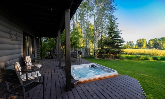 Steamboat Springs House | Lovely Home with 3 en Suites, Private HotTub with Views, Near Park/Mtn-Bus-Ski/Town Access-Dogs OK!