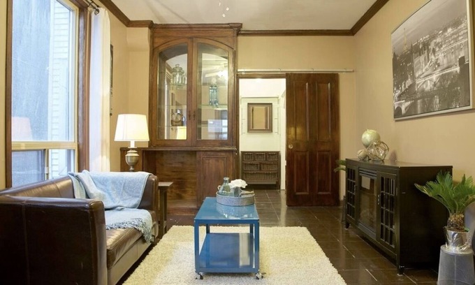 Leslieville House | Lovely in Leslieville: OneBedrm Large Private Apartment