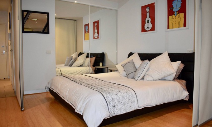 Melbourne Central Business District Apartment | Lovely Light-Filled Apt in the Heart of CBD!