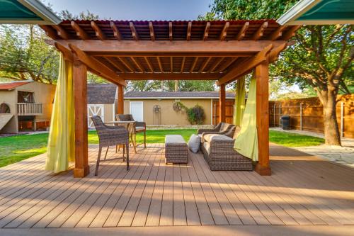 Tech Terrace House | Lovely Lubbock Home with Furnished Deck and Grill