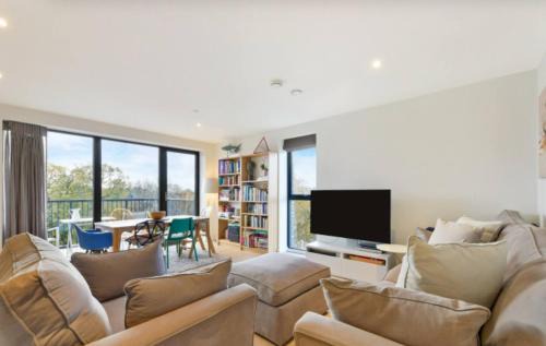 West Hill Apartment | Lovely Luminous 3 Bed Flat, with secure Ev Parkng
