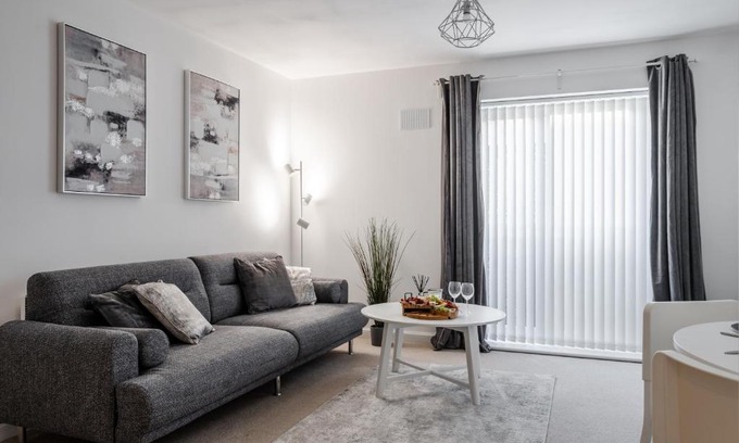 Wolverhampton Apartment | Lovely Modern 2 Bed City Centre Apartment with FREE parking - Double or Twin Beds Available