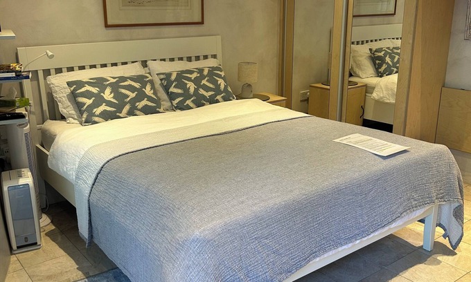 Frognal and Fitzjohns Apartment | Lovely Private Room In Historic Hampstead. En Suite and covered Private Entrance