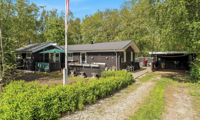 Amtoft House | Lovely renovated holiday home with a wilderness bath and fenced grounds.