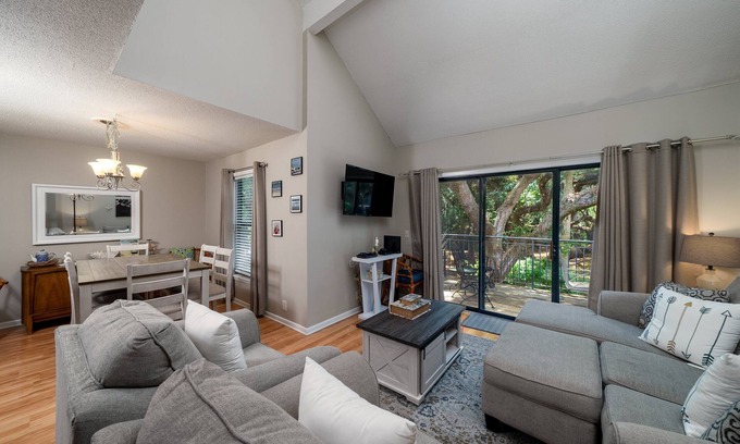 Seabrook Island House | Lovely Renovated Two Bedroom Villa! Open Kitchen! Short Ride to Beaches!