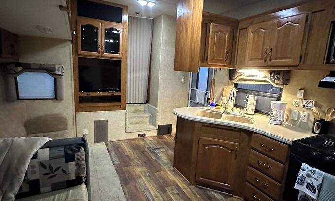 Cleburne House | Lovely RV with AC in charming Cleburne