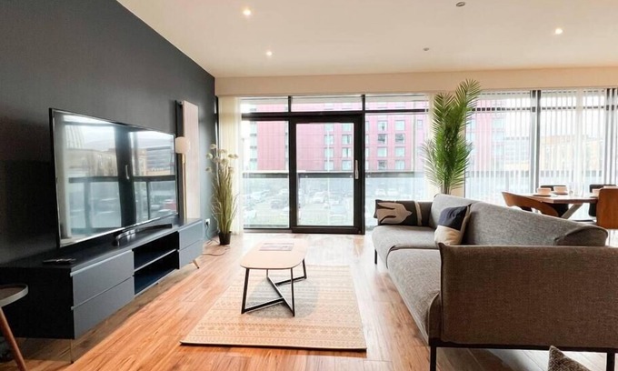 Glasgow Westend Apartment | Lovely Spacious Apartment with Hydro & SECC