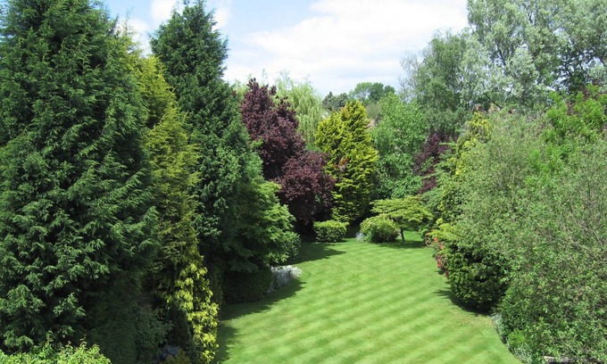 Barnet House | Lovely, spacious home with huge rear garden