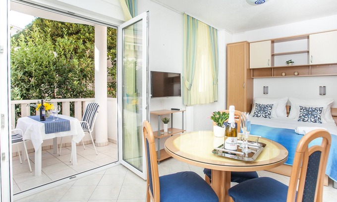 Seget Donji Apartment | Lovely studio ❤ for 2, balcony, 50 m to the beach