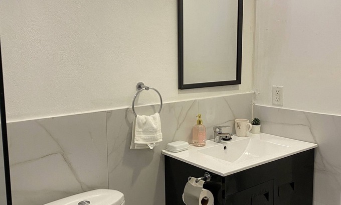 Venetian Road Settlement Apartment | Lovely Studio in Venetian Road