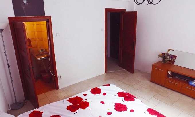 Bucharest City-Centre Apartment | Lovely studio in the heart of City.University square, old town!