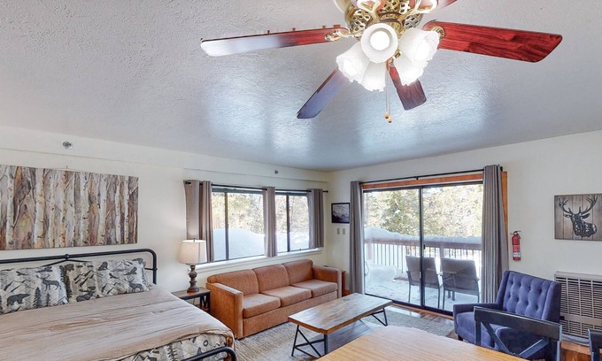 Yosemite West Condo | Lovely studio in Yosemite with kitchenette & balcony - near Badger Pass & Valley