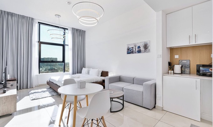 Deira Apartment | Lovely Studio with Pool and Gym