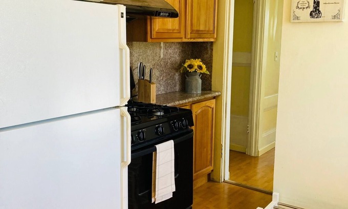 Upper Telegraph Condo | Lovely Sunny 2- Bedroom Apartment in South Berkeley