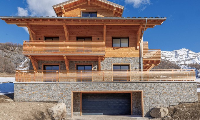 Allos Apartment | Lovely, upmarket R+1 chalet apartment 5 minutes from the slopes, near Lac d'Allos