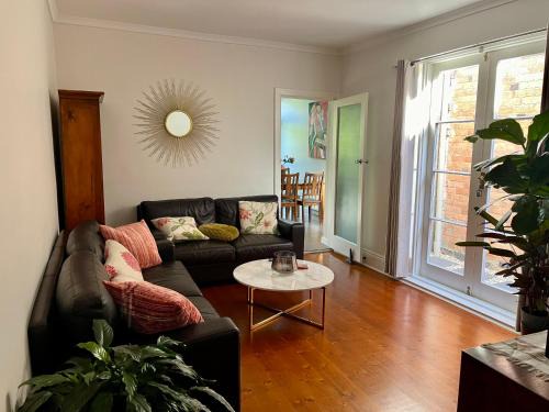 Princes Hill House | Lovely Victorian Terrace - Entire home