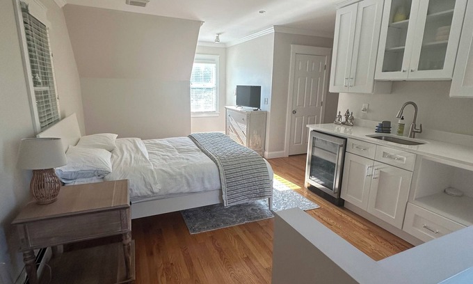 Shoreby Hill House | Lovely, well-maintained, Jamestown family home -In town and steps from sea-front