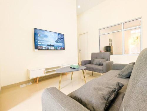 Batam House | Lovina B2/12A at Ansley Park Spacious+Netflix