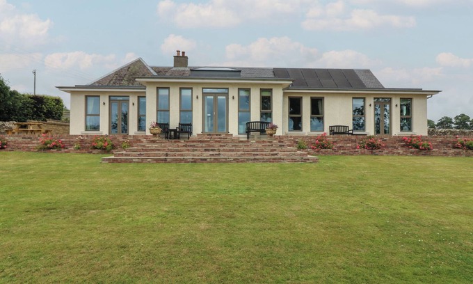 Cupar Cottage | LOWER LODGE, pet friendly, character holiday cottage in Cupar, Fife