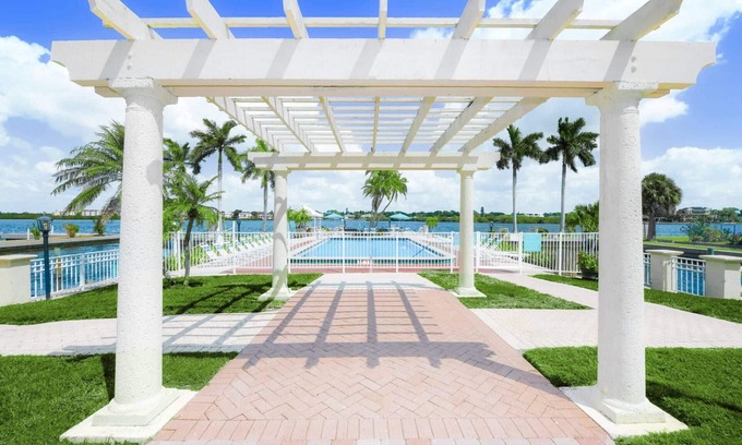 Siesta Key Condo | Lower Pricing! Palm Bay Private Beach, 2 Heated Pools | Hot Tub | Bay Sunrises, Ready to Book!
