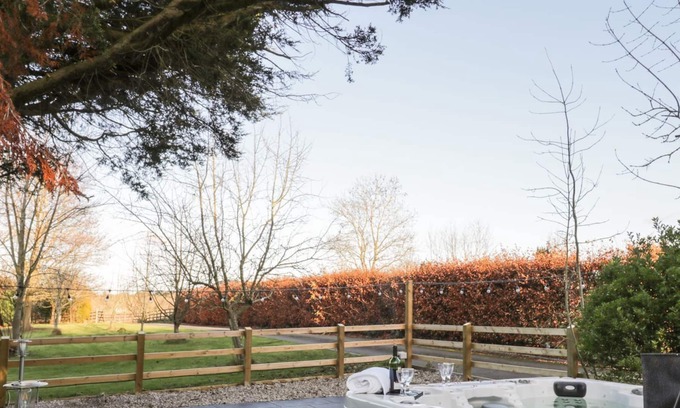Broadwas Cottage | LOWER TUNDRIDGE COTTAGE, family friendly, with hot tub in Suckley