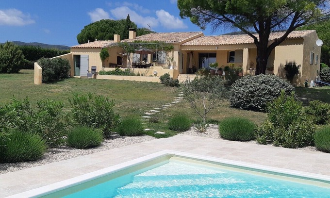 Lauris Villa | Luberon Beautiful air-conditioned villa with exceptional panorama Swimming pool Large garden