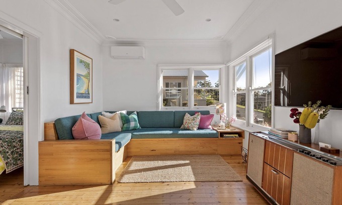 Mollymook House | Lucy's 1960s Retro House Mollymook | Wine | Sunny Veranda | Breakfast | Wifi