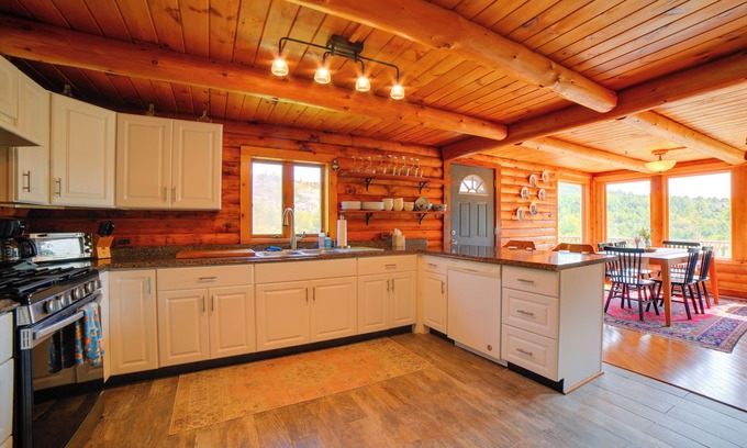 Ludlow Cabin | Ludlow Cabin: 3 Mi to Dtwn, Deck & Mountain Views