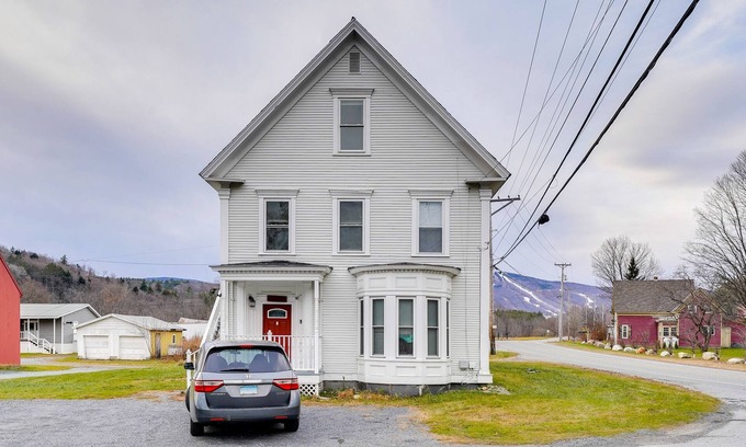 Ludlow House | Ludlow Townhome: 3 Mi to Okemo Mountain!