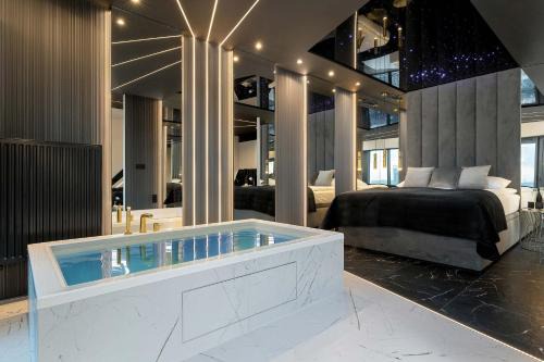 Katowice Apartment | Luksusowe, Klimatyzowane Studio w Centrum Katowic z Pięknym Widokiem na Miasto, Wanną z Hydromasażem, Biurkiem i Parkingiem by Renters Prestige
