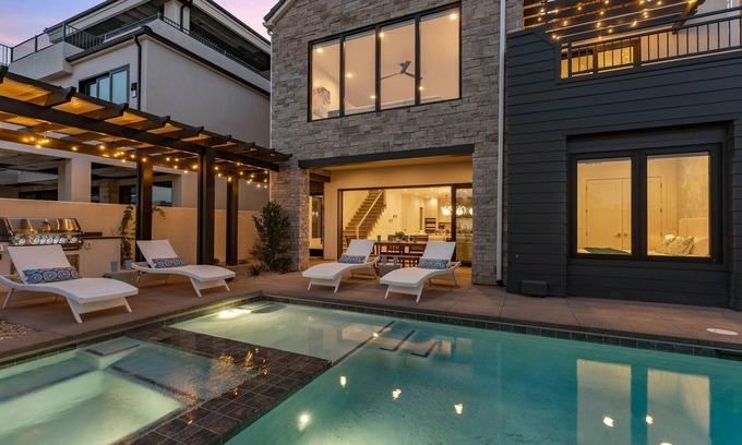 St. George House | Lula Cove: Private Pool! Desert Color Lagoon + Beaches