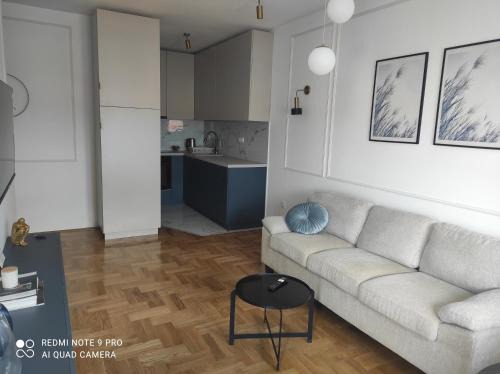 Bijeljina Apartment | Lullaby apartment 2, moderan stan sa spavaćom sobom i besplatnim parkingom