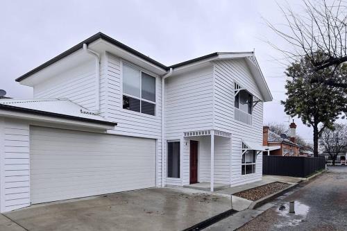 Wagga Wagga House | 'Lumeah' - Apartment 1 Central Wagga