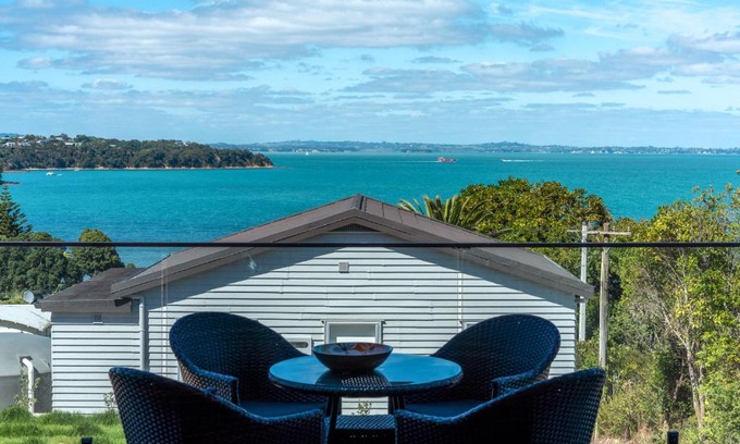 Surfdale Apartment | Luna Cottage. Stunning ocean views on Waiheke