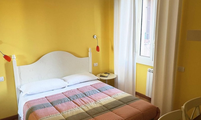 Quartiere XI Portuense House | Luna Rossa Guest House Yellow Suite with Jacuzzi and garden view