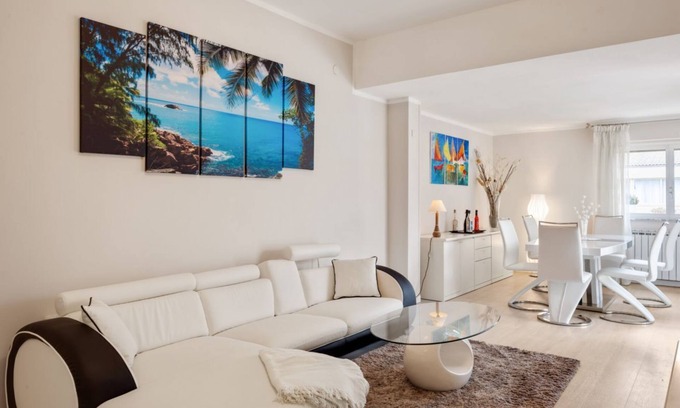 Luni Mare Apartment | Luni Mare Bright Terrace Flat With Parking