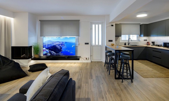 Saronida Apartment | Lush 3bed maisonette flat close to the beach
