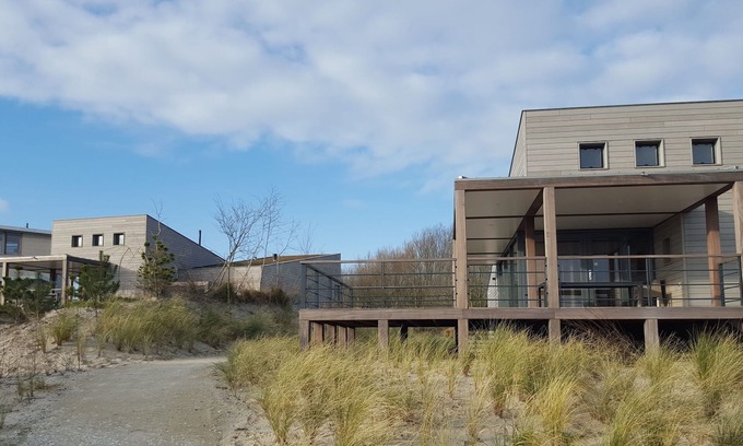 Ouddorp Villa | Lush villa with a terrace in nature reserve