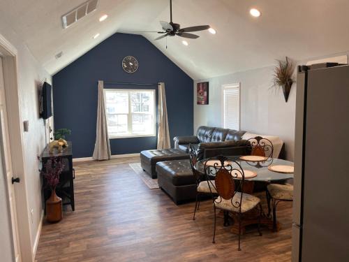 Springfield House | Lush Wonders - Sleeps 7, Wi-Fi, Pet-friendly, Free Parking, BBQ