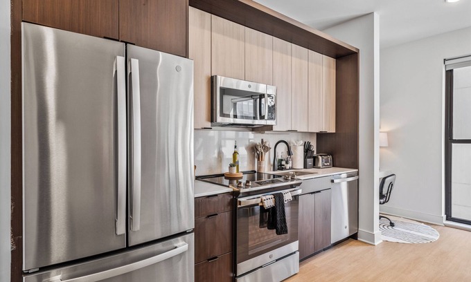 Pendleton Apartment | LUX - 1 Bed Suite With Free On-Site Parking, Pool, Gym, Exclusive Club Room
