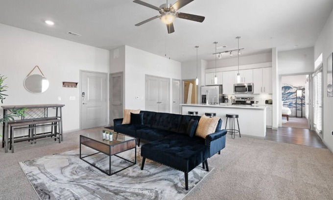 Montopolis Apartment | LUX 2B2B Apt Near Heart of Austin w/Pool & Parking