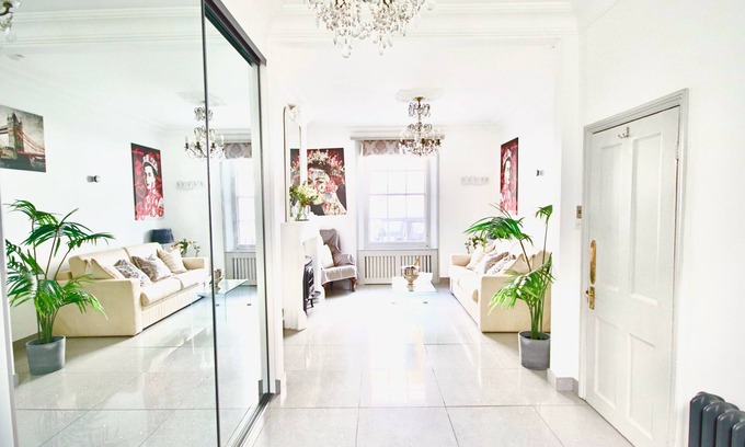 Churchill Apartment | LUX APARTMENT! WALK TO BUCKINGHAM PALACE, METROS, CAFES, PUBS, RESTOS + NETFLIX!