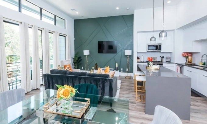 OST - South Union House | LUX & COZY Downtown Houston Home. 6 Mins to Med-Ctr & 8 Mins to NRG Stadium!